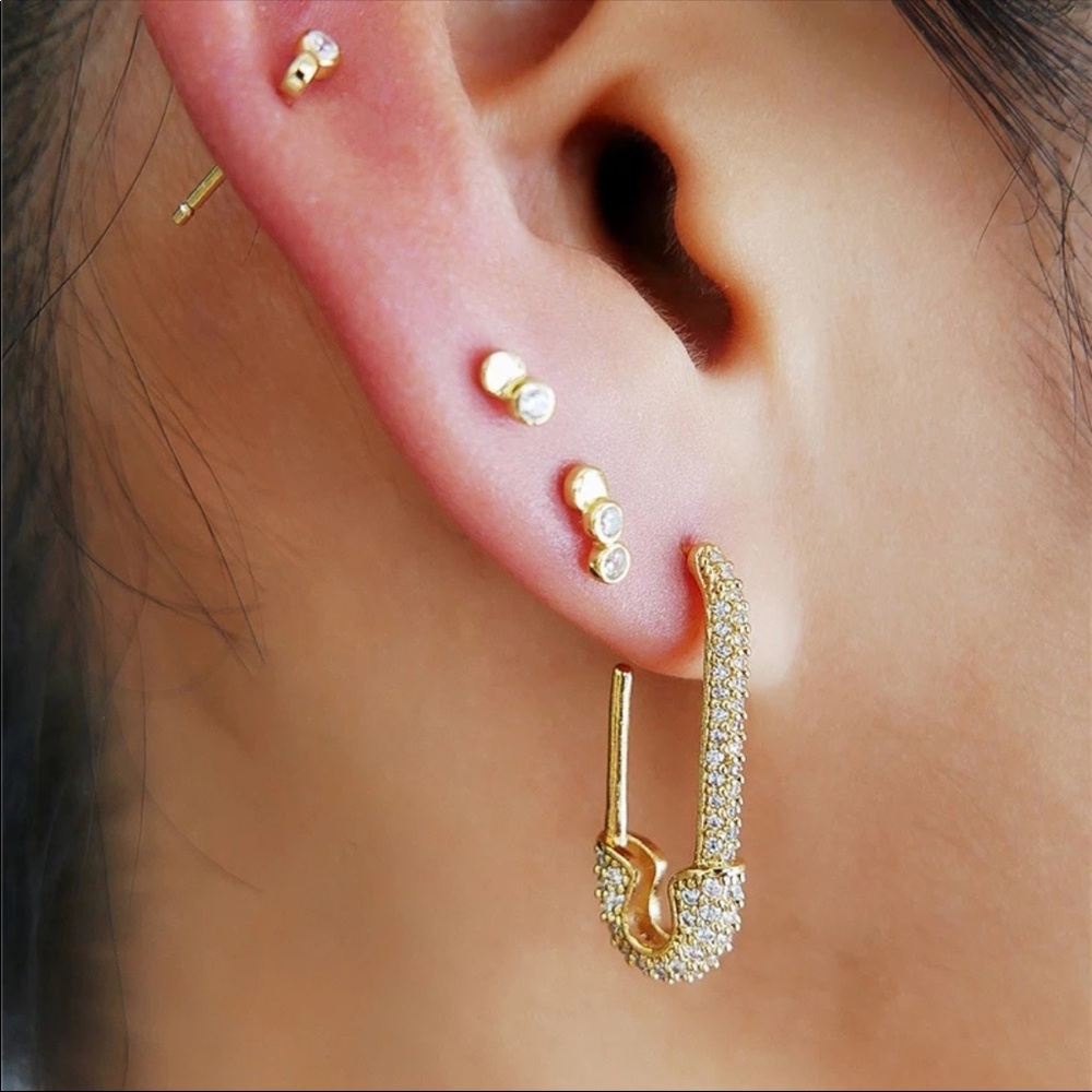 🆕 Safety Pin Rhinestone Earrings - Picture 3 of 7